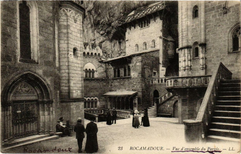 Carte postale ancienne Rocamadour Vue d'ensemble du Parvis à Rocamadour