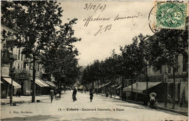Carte postale ancienne Cahors Boulevard Gambetta le Bazar à Cahors