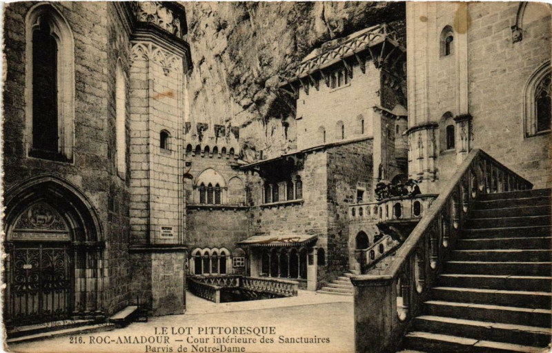Carte postale ancienne Rocamadour Cour intérieure des Sanctuaires Parvis de N.-D à Rocamadour