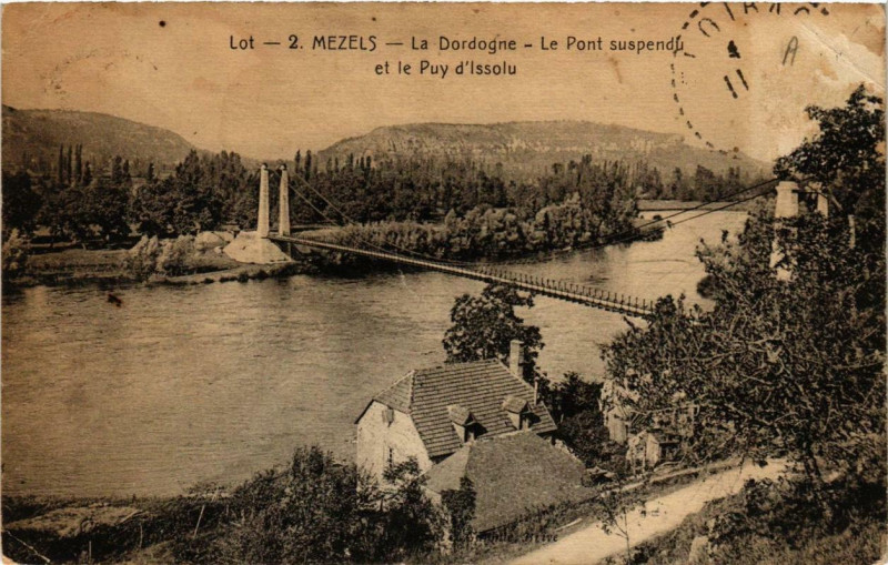 Carte postale ancienne Mezels La Dordogne Le Pont Suspendu et Le Puy d'Issolu