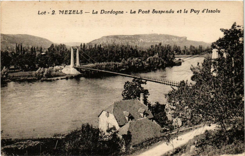 Carte postale ancienne Mezels La Dordogne Le Pont Suspendu et Le Puy d'Issolu