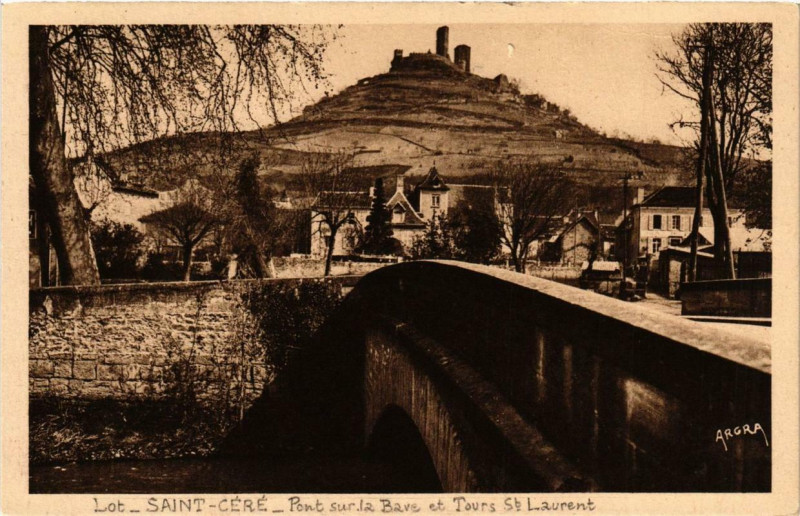 Carte postale ancienne Saint-Cere Pont sur la Bave et Tours Saint-Laurent à Saint-Céré