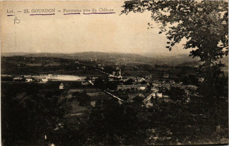 Carte postale ancienne Gourdon Panorama pris du Chateau à Gourdon
