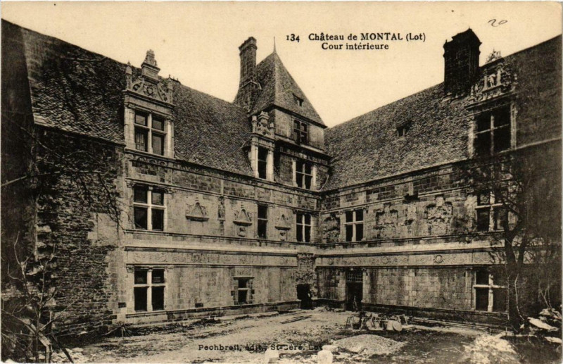 Carte postale ancienne Chateau de Montal Cour intérieure