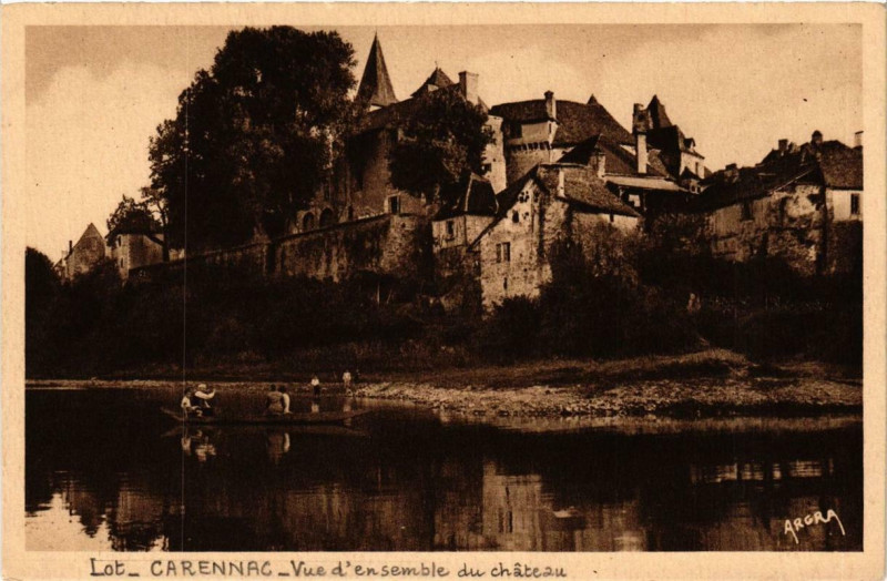Carte postale ancienne Carennac Vue d'ensemble du Chateau à Carennac