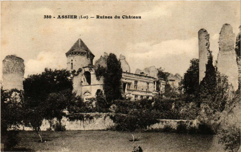 Carte postale ancienne Assier - Ruines du Chateau à Assier