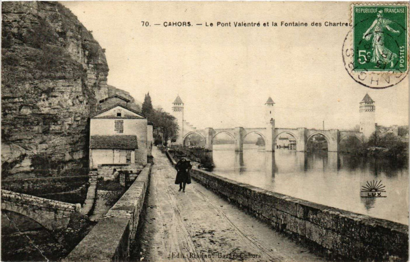 Carte postale ancienne Cahors - Le Pont Valentre et la Fontaine des Chartreux à Cahors