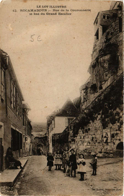 Carte postale ancienne Rocamadour - Rue de la COURONNErie le bas du Grand Escalier à Rocamadour