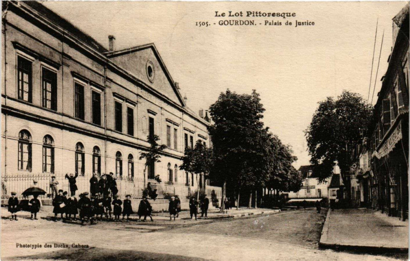 Carte postale ancienne Gourdon - Palais de Justice à Gourdon