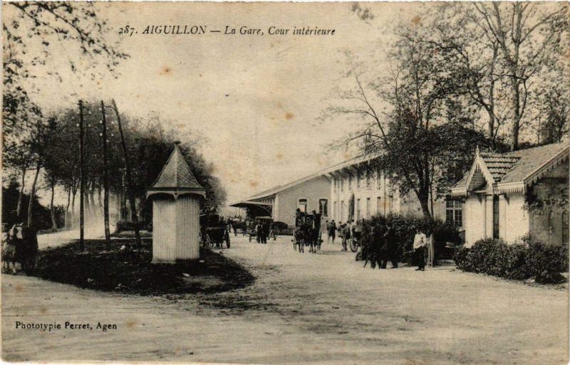 Carte postale ancienne Aiguillon La Gare Cour intérieure