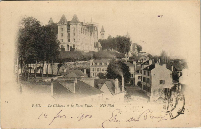 Carte postale ancienne Pau Le Chateau et la Basse Ville France à Pau