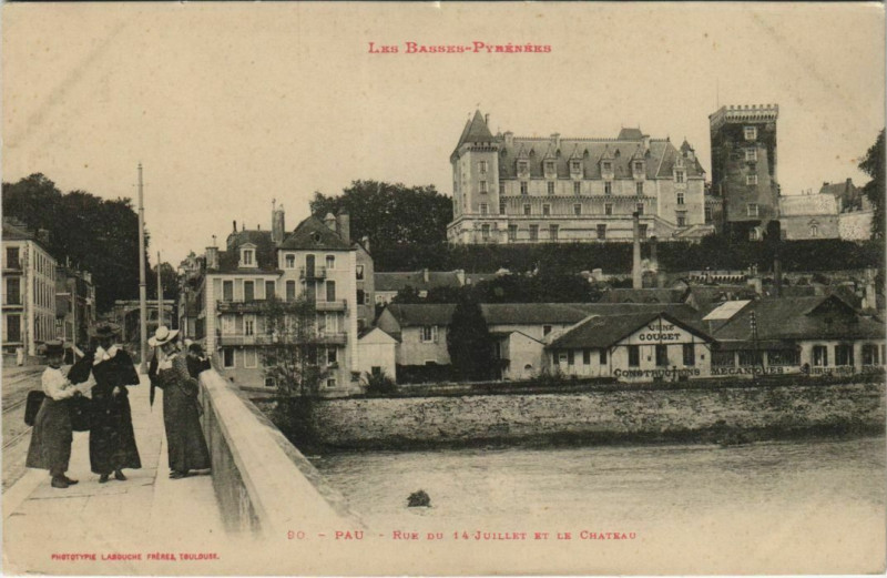 Carte postale ancienne Pau Rue du 14 Juillet et le Chateau France à Pau