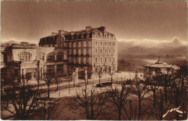 Carte postale ancienne Pau Place Royale,Hotel de France,Chanie des Pyrenees France à Pau