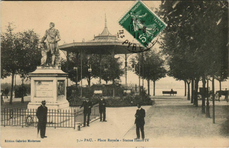 Carte postale ancienne Pau Place Royale,Statue Henri Iv France à Pau