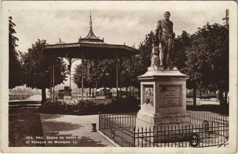 Carte postale ancienne Pau Statue de Henri Iv et Kiosque de Musique France à Pau