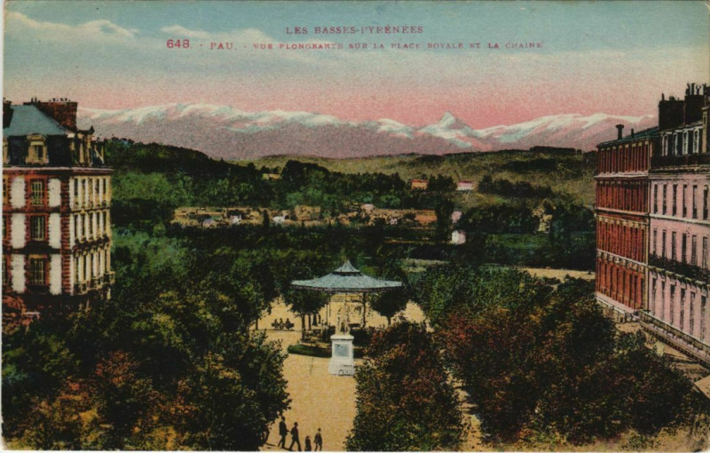 Carte postale ancienne Pau vue Plongeante sur la Place Royale et la Chaine France à Pau