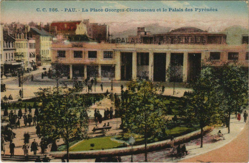 Carte postale ancienne Pau Place Georges Clemenceau et le Palais des Pyrenees France à Pau