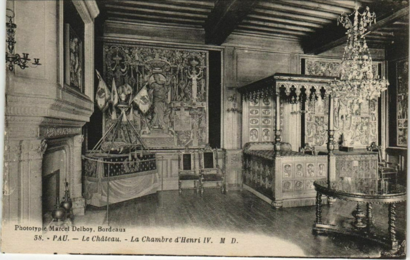 Carte postale ancienne Pau Le Chateau ,Chambre Henri Iv France à Pau