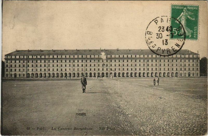 Carte postale ancienne Pau La Caserne Bernadotte France à Pau