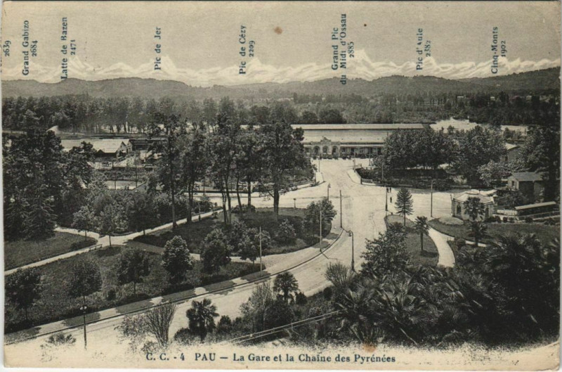 Carte postale ancienne Pau La Gare et la Chaine des Pyrenees France à Pau
