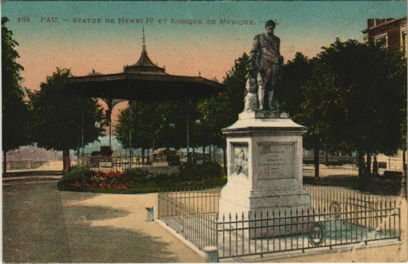 Carte postale ancienne Pau Statue d'Henri Iv et Kiosque de Musique France à Pau