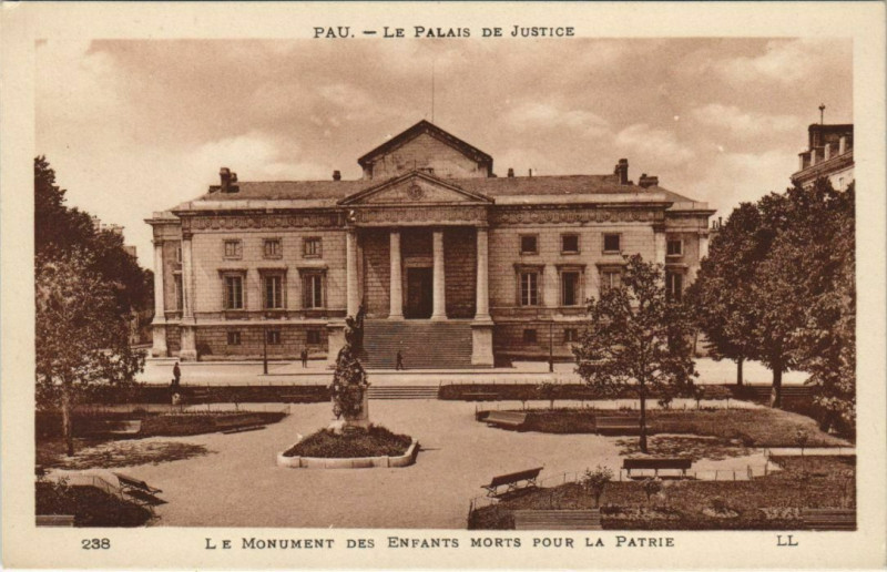 Carte postale ancienne Pau Monument des Enfants morts pour la Patrie France à Pau