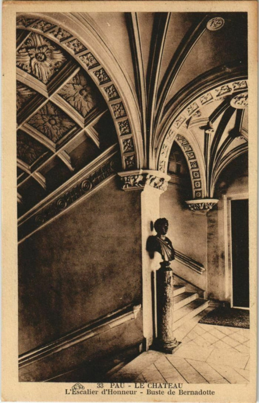 Carte postale ancienne Pau Le Chateau , Buste de Bernadotte France à Pau