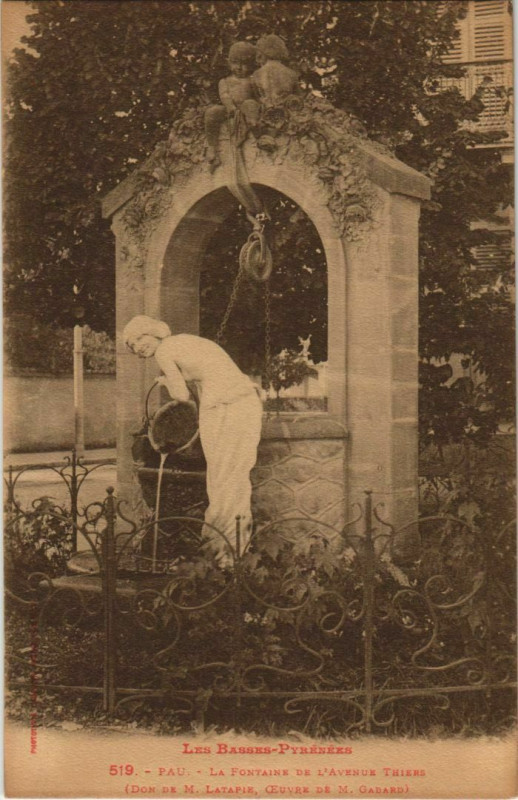 Carte postale ancienne Pau Fontaine de la Place Thiers France à Pau