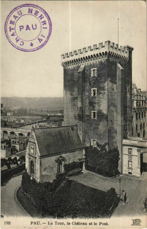 Carte postale ancienne Pau La Tour du Chateau et le Pont France à Pau