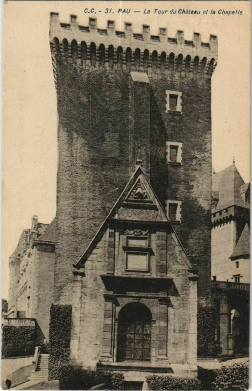 Carte postale ancienne Pau La Tour du Chateau et la Chapelle France à Pau