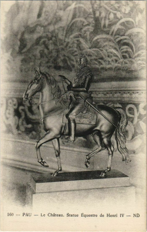 Carte postale ancienne Pau Le Chateau ,Statue Equestre de Henri Iv France à Pau