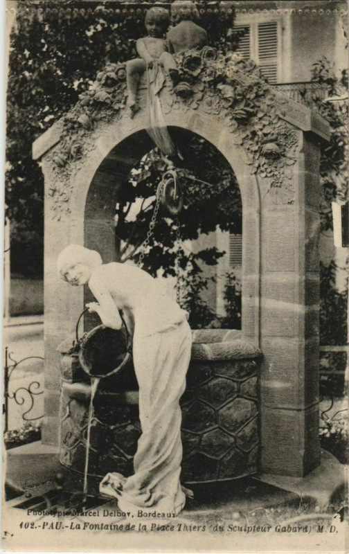 Carte postale ancienne Pau Fontaine de la Place Thiers France à Pau