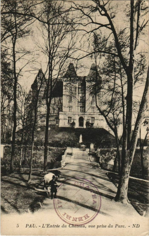 Carte postale ancienne Pau Entree du Chateau, vue prise du Parc France à Pau