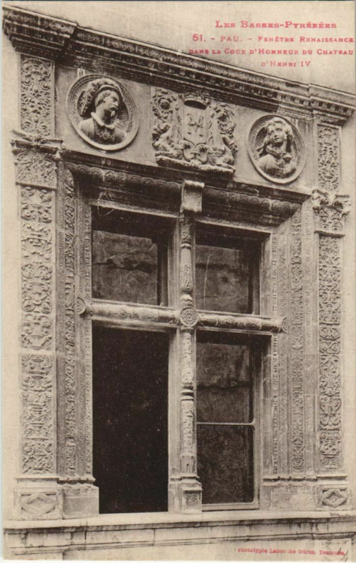 Carte postale ancienne Pau Fenetre de la Cour d'Honneur du Chateau France à Pau