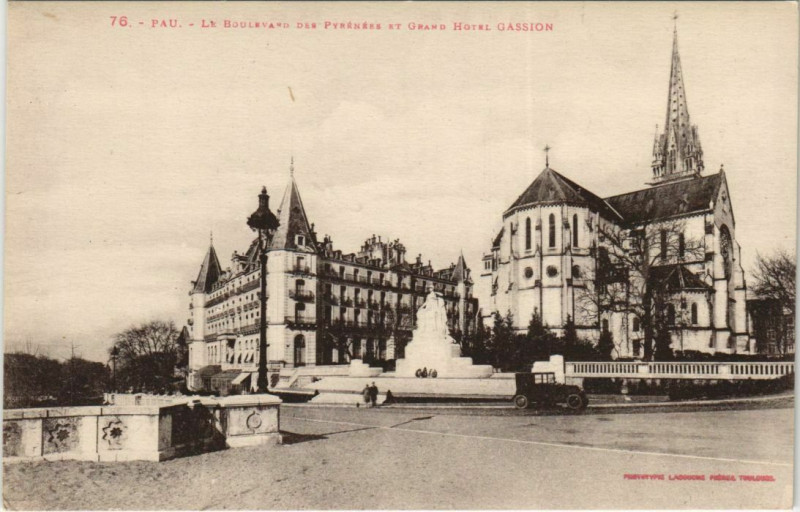 Carte postale ancienne Pau Boulevard des Pyrenees et Grand Hotel Gassion France à Pau