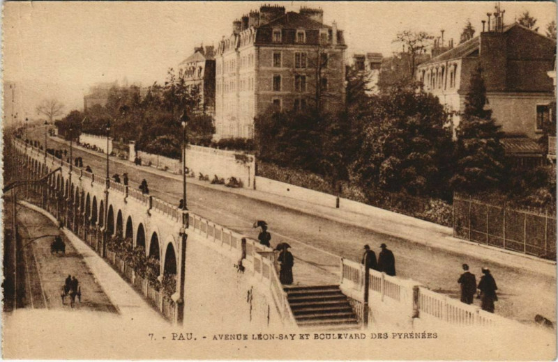 Carte postale ancienne Pau Avenue Leon Say et Boulevard des Pyrenees France à Pau
