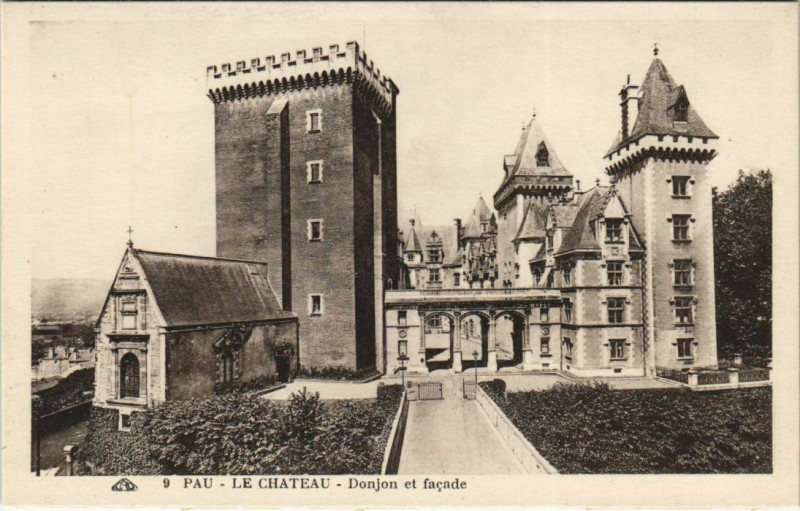 Carte postale ancienne Pau Le Chateau ,Donjon et facade France à Pau