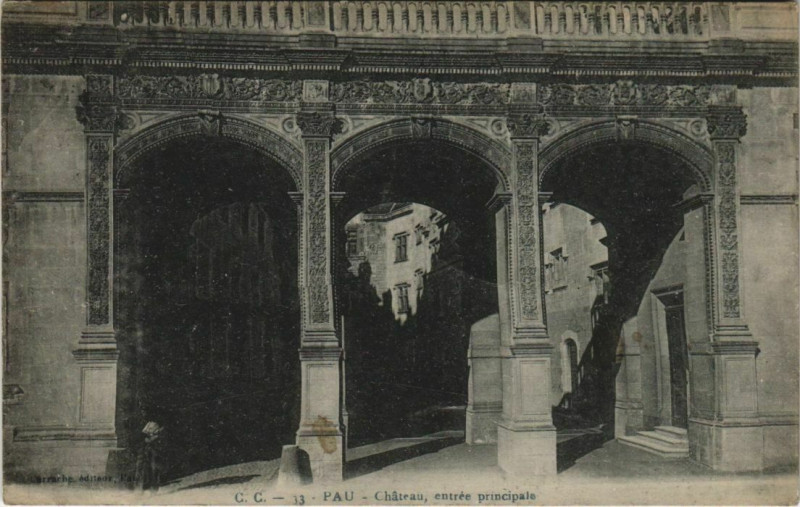 Carte postale ancienne Pau Le Chateau ,Entree principale France à Pau