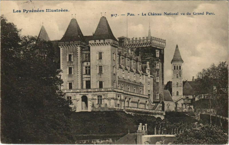 Carte postale ancienne Pau Le Chateau National vu du Grand Parc France à Pau