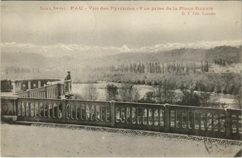 Carte postale ancienne Pau vue des Pyrenees,vue õrise de la Place Royale France à Pau