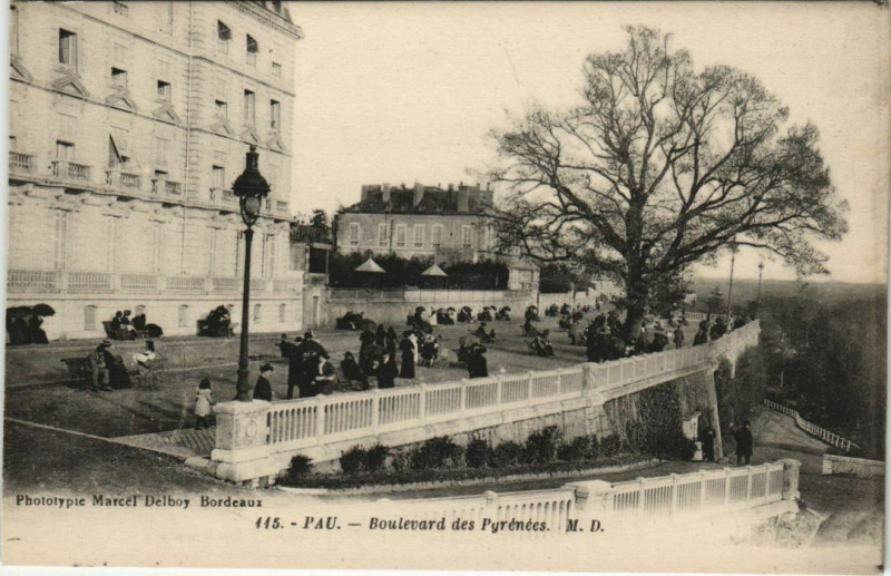 Carte postale ancienne Pau Boulevard des Pyrenees France à Pau