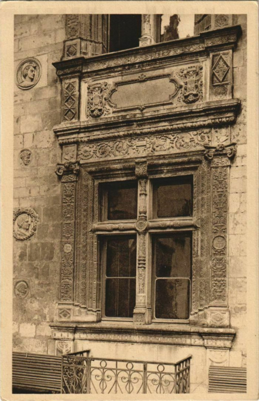 Carte postale ancienne Pau Fenetre de la Cour d'Honneur du Chateau France à Pau