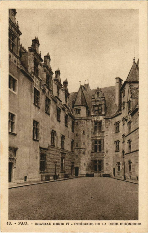 Carte postale ancienne Pau Chateau Henri Iv ,Interieur de la cour d'Honneur France à Pau
