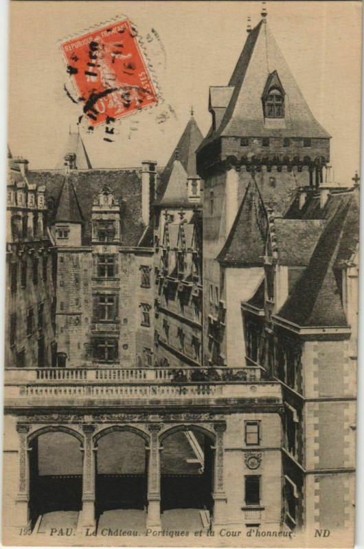 Carte postale ancienne Pau Le Chateau ,Portiques et la Cour d'honneur France à Pau