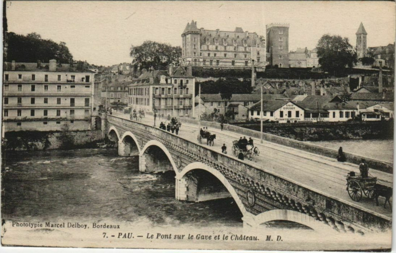 Carte postale ancienne Pau Le Pont sur le Gave et le Chateau France à Pau