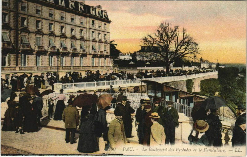Carte postale ancienne Pau Boulevard des Pyrenees et le Funiculaire France à Pau