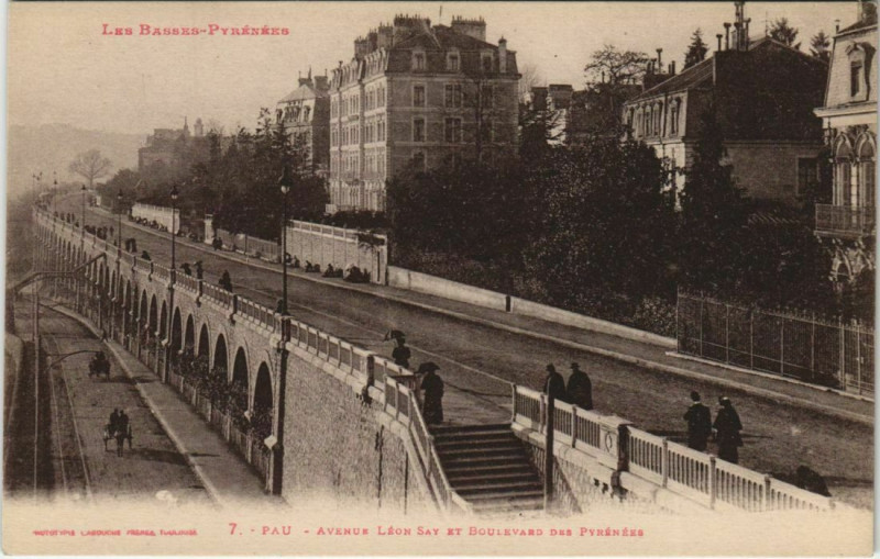 Carte postale ancienne Pau Avenue Leon Say et Boulevard des Pyrenees France à Pau