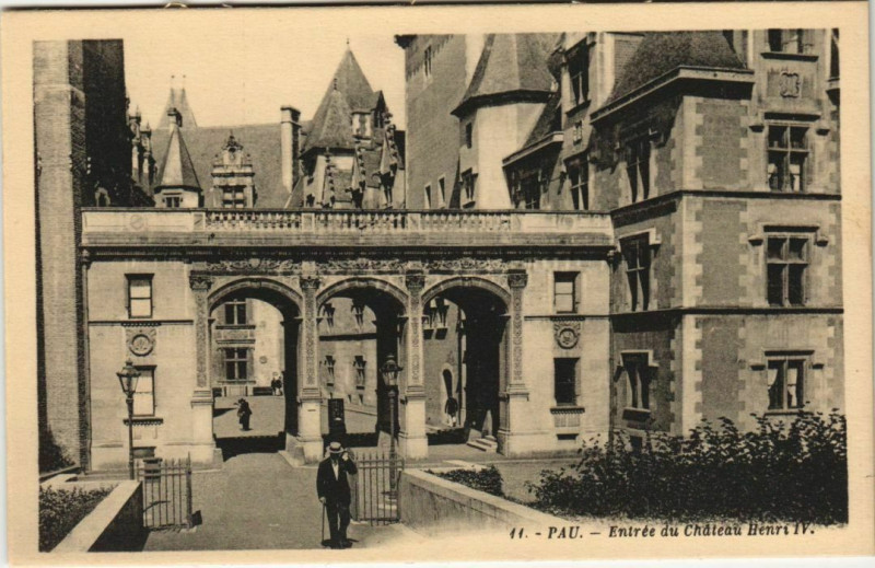 Carte postale ancienne Pau Entree du Chateau Henri Iv France à Pau