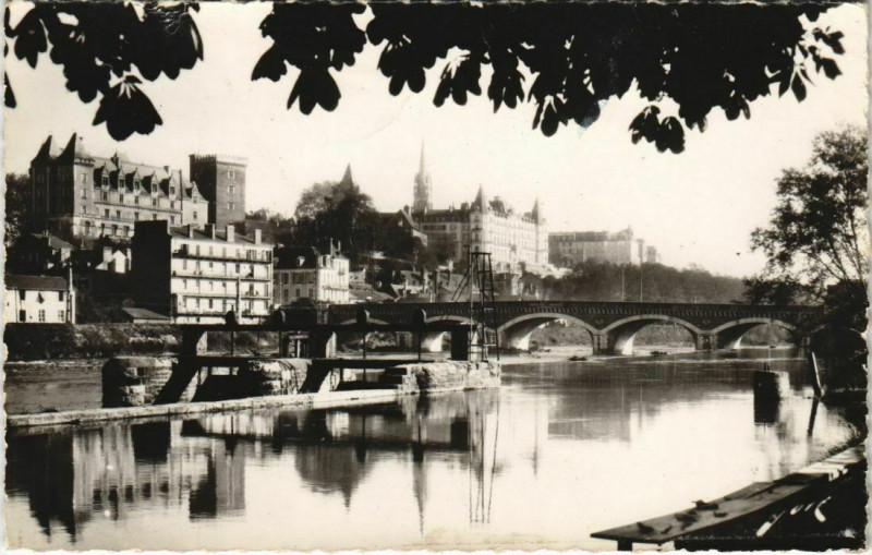 Carte postale ancienne Pau Chateau Henri Iv vu de la rive gauche du gave France à Pau