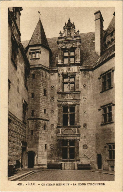 Carte postale ancienne Pau Chateau Henri Iv ,La Cour d'Honneur France à Pau